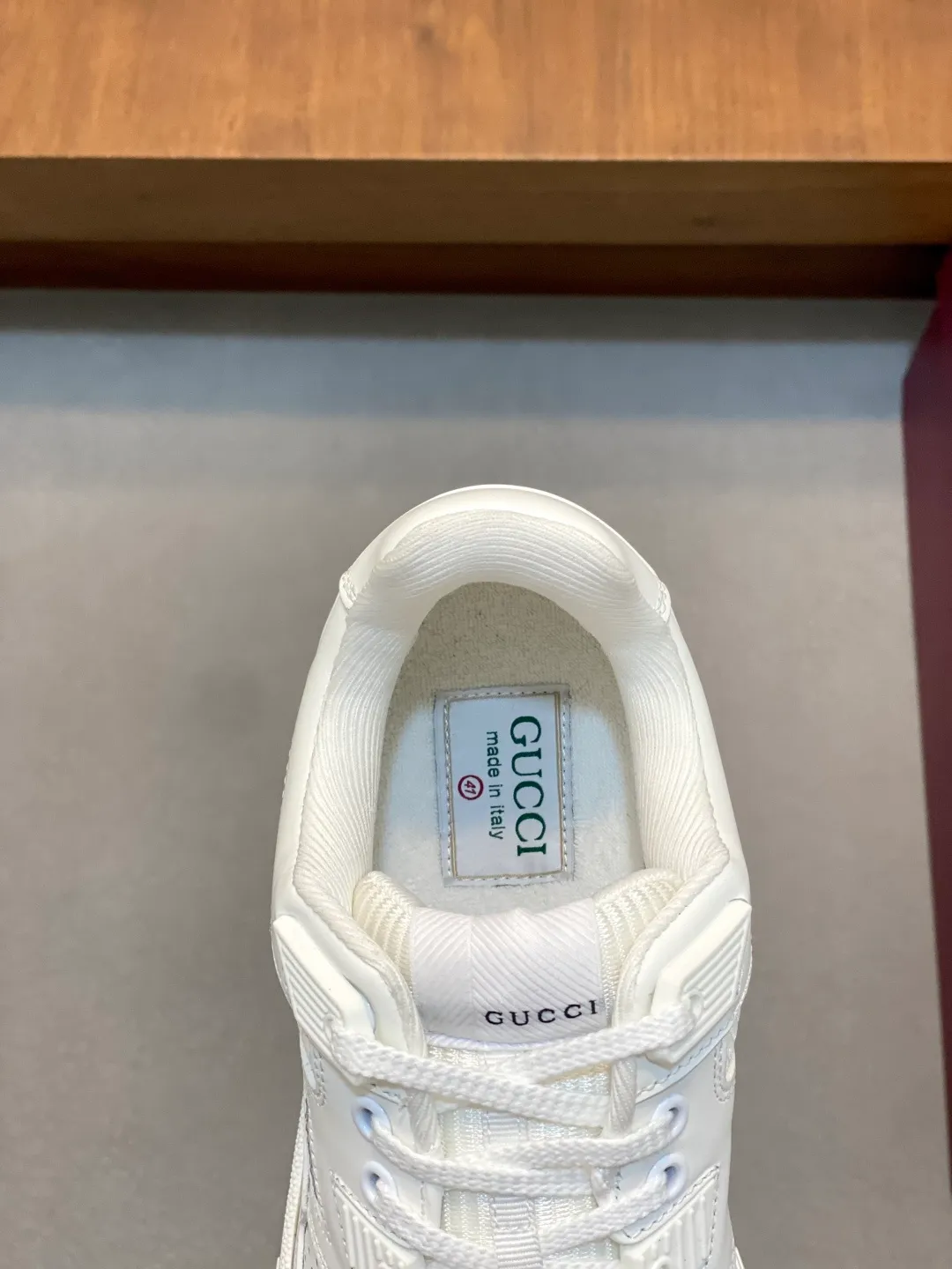 Men's Shoes 💰660 𝐆𝐮𝐜𝐜𝐢 𝐑𝐞-𝐖𝐞𝐛 As the first sneaker created by Sabato De Sarno for Gucci, the Re-Web series reinterprets the brand's classic stripes and sets off the modern silhouette design with bold and unique details. These shoes are crafted from white leather. This new sneaker is ingeniously decorated with many of the brand's classic details, and is equipped with a bright red and green webbing tongue, which will make people fall in love at first sight. White leather treated with a special process for softness and luster, with an embossed grainy texture. Script Gucci logo and interlocking G web label with Interlocking G and script Gucci logo. Rubber outsole with interlocking G detail eyelets. Web tongue. Size: 39-44 (customized for sizes 38 and 45)